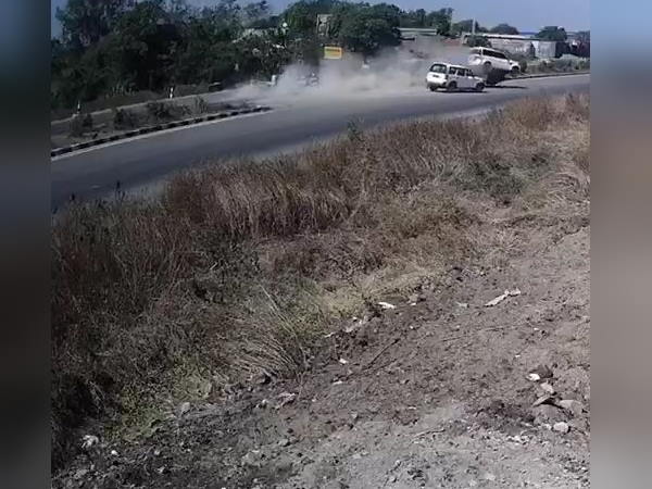 हाईवे की लेन से दूसरी लेन पर पहुंची कार हाईवे की लेन से दूसरी लेन पर पहुंची कार