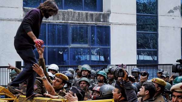 सीएए के खिलाफ मार्च के दौरान चलाई गोली, छात्र को लगी