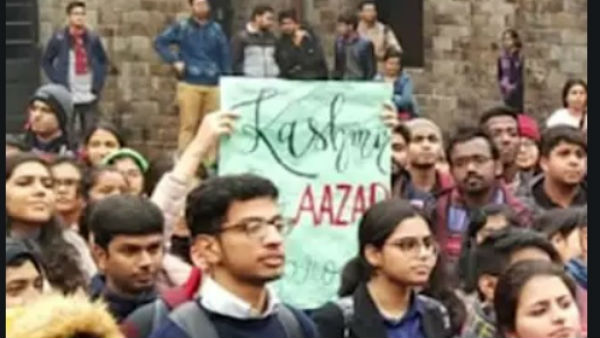 दिल्ली में भी लहराया 'FREE KASHMIR' का पोस्टर.