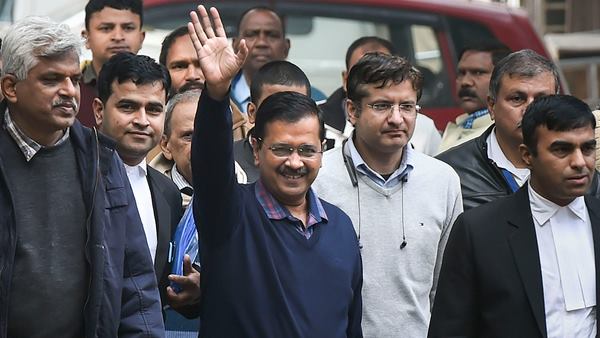 6 घंटे के लंबे इंतजार के बाद केजरीवाल ने भरा नामांकन