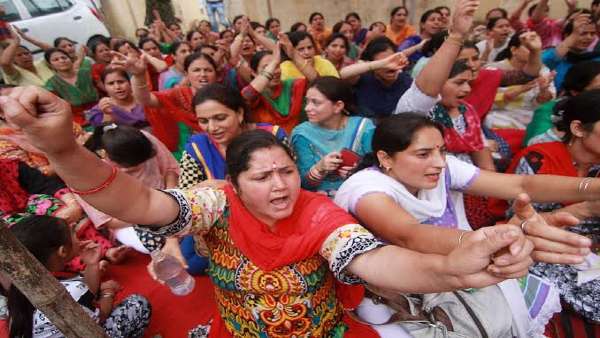 नरसंहार में 6000 कश्मीरी पंडितों को मारा गया।