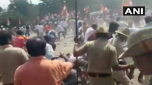 पुलिस बैरिकेड्स को जबरन हटाया