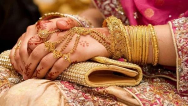 होटल में परिवार को सोता छोड़ जेवर-नगदी लेकर हुई फरार