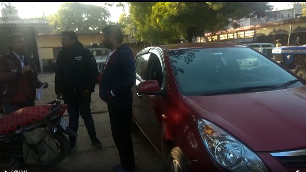 सड़क किनारे रोक रखी थी कार सड़क किनारे रोक रखी थी कार