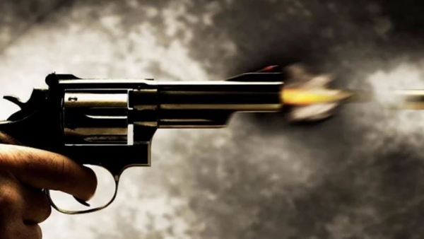 सेल्फी लेते दब गया पिस्टल का ट्रिगर सेल्फी लेते दब गया पिस्टल का ट्रिगर