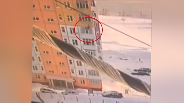 नौवीं मंजिल से नीचे गिरी महिला