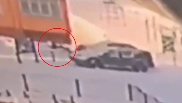 चीख सुनकर पड़ोसी दौड़े बचाने