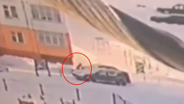 बर्फ के ढेर पर गिरी महिला