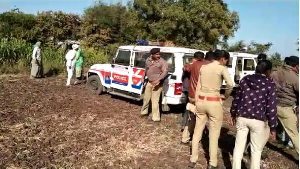 बिजल गुट के लोग खेतों में हथियार लेकर छिपे थे