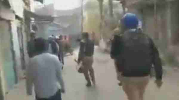 प्रदर्शनकारियों को धमकाया