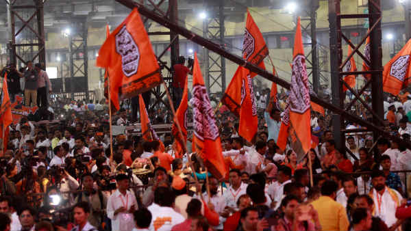 बाल ठाकरे की जयंती पर भगवा हुई मनसे 