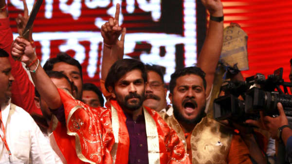 बेटे अमित ठाकरे की भी कराई राजनीति में एंट्री