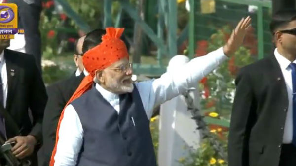 'साफा' के लिए बंधेज के कपड़े का इस्तेमाल 'साफा' के लिए बंधेज के कपड़े का इस्तेमाल