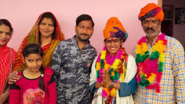  वर्षा का मुकाबला पूर्व सरपंच से हुआ