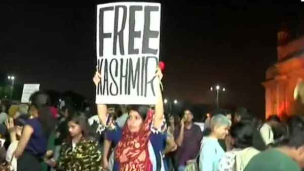 महक मिर्जा पर धारा 153 ए के तहत मामला दर्ज