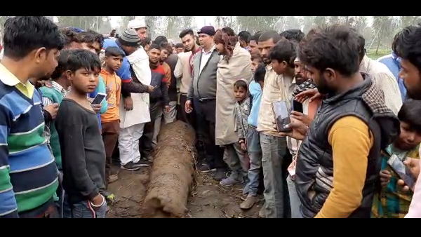 an old cannon found in farm at muzaffarnagar, video goes to viral