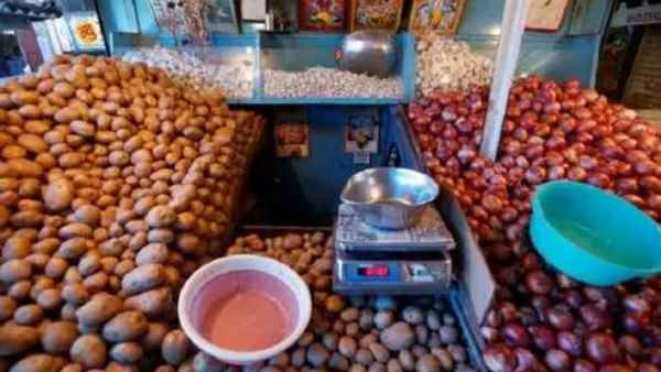 आलू, प्याज और हरी सब्जी की कीमतों ने लोगों की जेबों का खासा असर डाला आलू, प्याज और हरी सब्जी की कीमतों ने लोगों की जेबों का खासा असर डाला