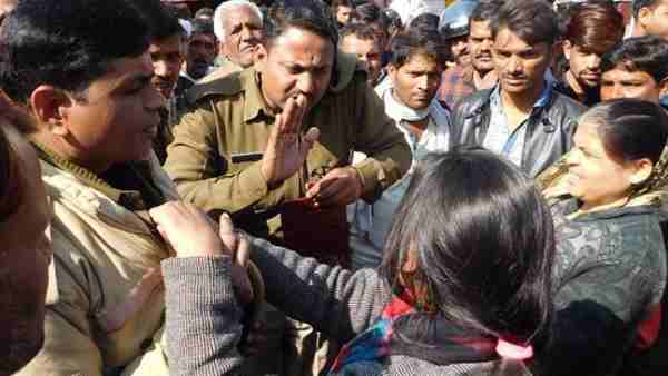 कांस्टेबल को महिला ने बीच सड़क पर पीटा