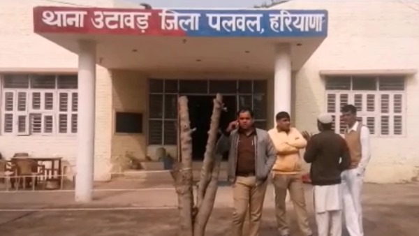 पुरुष टीचरों पर लगाए गंभीर आरोप