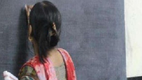 स्कूल में अकेली ही महिला अध्यापिका है पीड़िता