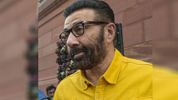 संसद से भी गायब रहने के आरोप