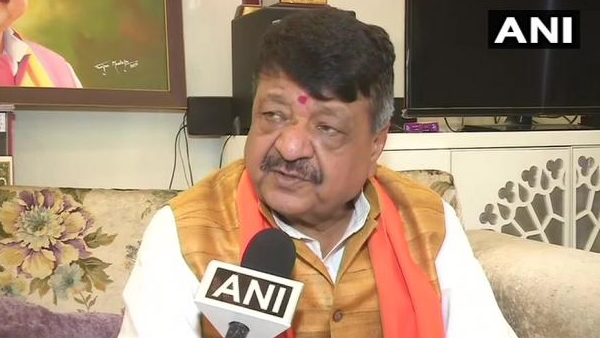 पोहा खाने के स्टाइल पर मचा हंगामा