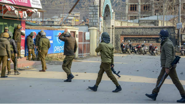 आतंकवादियों ने पूछताछ में किए कई खुलासे आतंकवादियों ने पूछताछ में किए कई खुलासे