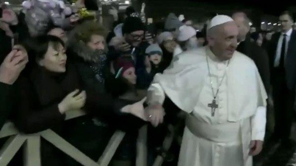 पोप के बर्ताव कुछ लोगों ने की आलोचना 