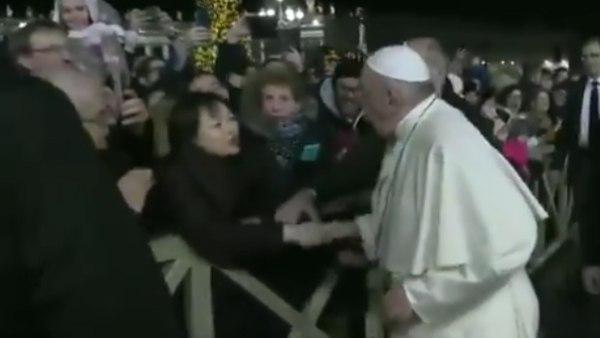 पोप को खींचने की कोशिश कर रही थी महिला 