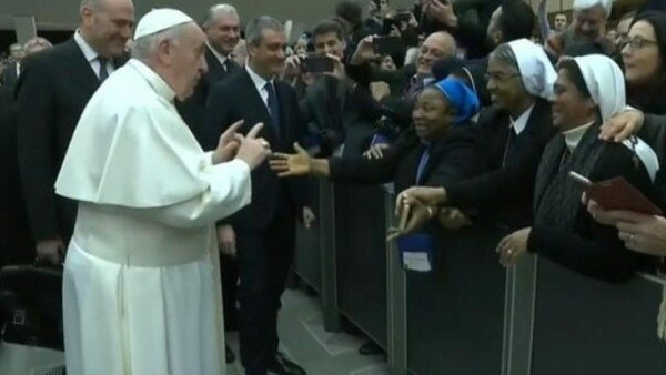 पोप फ्रांसिस ने कहा- काटना मत!