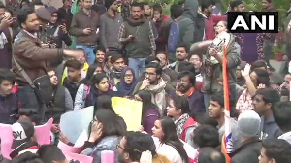 विरोध में उतरे जामिया के छात्र, VC दफ्तर का किया घेराव विरोध में उतरे जामिया के छात्र, VC दफ्तर का किया घेराव