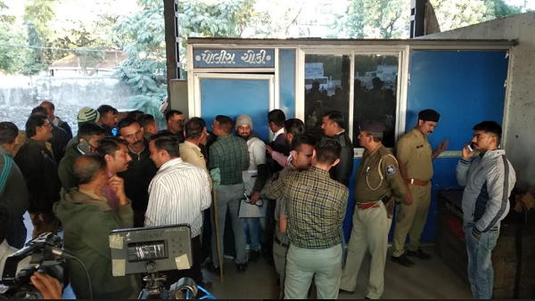 पीएसआई ने कहा मैं गन साफ कर रहा था