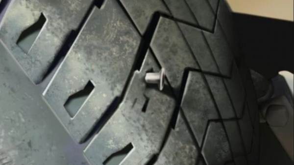 'टायर किसी कील के कारण पंचर'