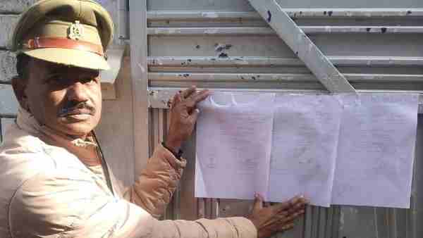 पुलिस ने नोटिस किया चस्पा