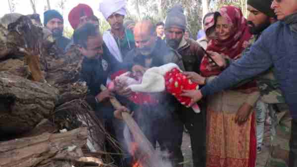 बेटी परी ने दी मुखाग्नि