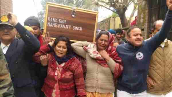 मां और बहन ने दिया पार्थिव शरीर को कंधा