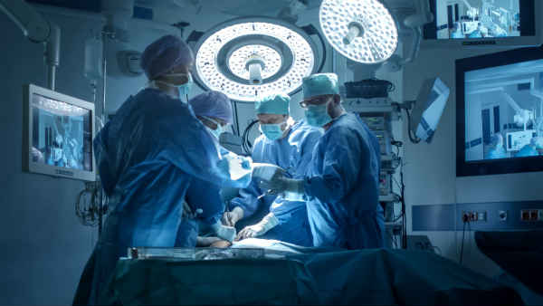 6 घंटे तक चली गले की सर्जरी 6 घंटे तक चली गले की सर्जरी