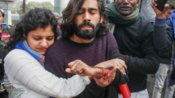 धमकी देते हुए मारी गोली 