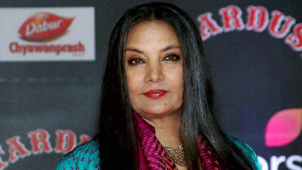 ट्रक से टकराई शबाना की गाड़ी, बुरी तरह से हुई क्षतिग्रस्त