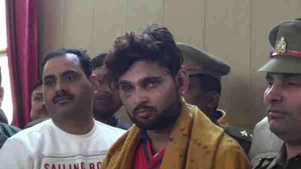 गाड़ी की डिग्गी में शव डाले घूमता रहा गाड़ी की डिग्गी में शव डाले घूमता रहा