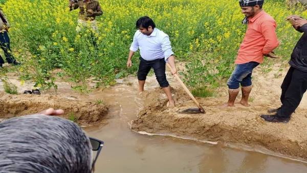  गांव में पिता के साथ खेत में करते थे काम