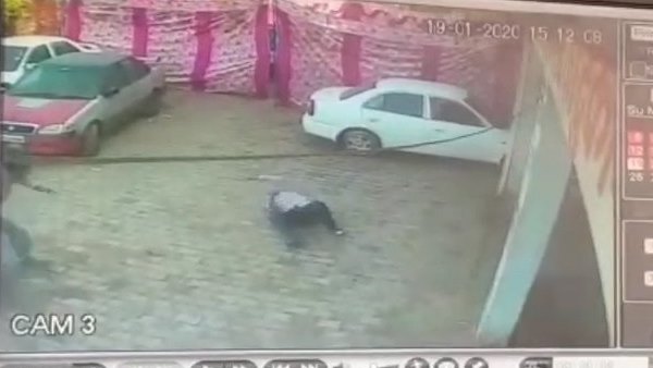 सीसीटीवी कैमरे में कैद हुई घटना