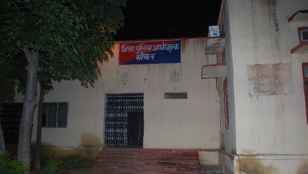  दूसरे दिन सुबह झाड़ियों में मिला शव