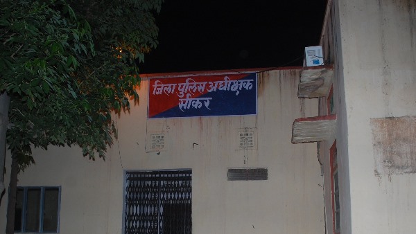  रिश्तेदारों के घर देखा बेटी की शादी का कार्ड 