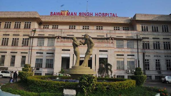  आंख में पीला धब्बा बन गया