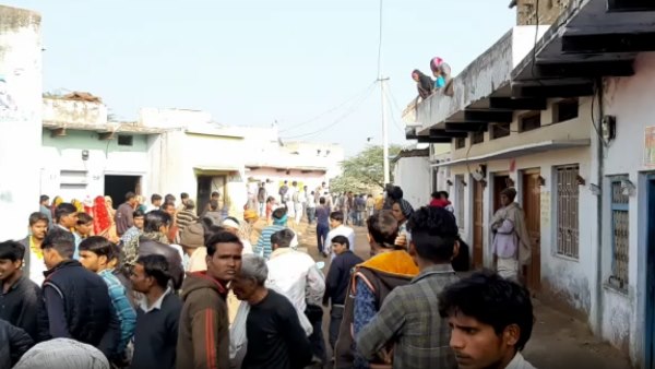  घरों व दुकानों में घुसकर तोड़फोड़