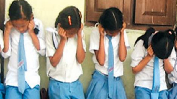 होमवर्क पूरा न करने की दी सजा