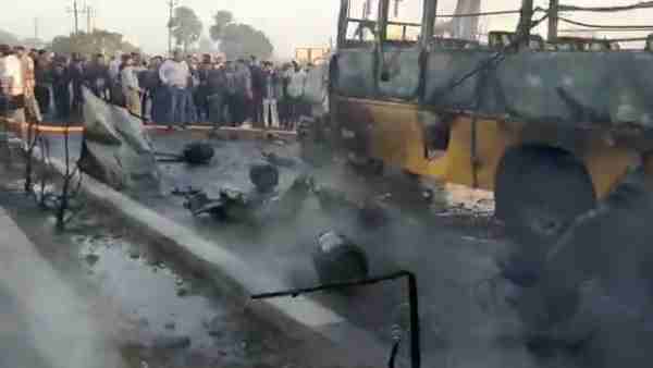 स्कूल बस में सवार थे 25 बच्चे