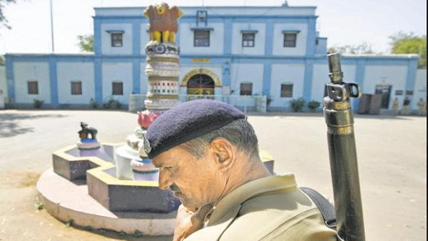 जेल से 20 मोबाइल फोन मिले 