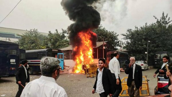 अभी वकील के खिलाफ कोई 'दंडात्मक कार्रवाई' नहीं की जा सकती अभी वकील के खिलाफ कोई 'दंडात्मक कार्रवाई' नहीं की जा सकती